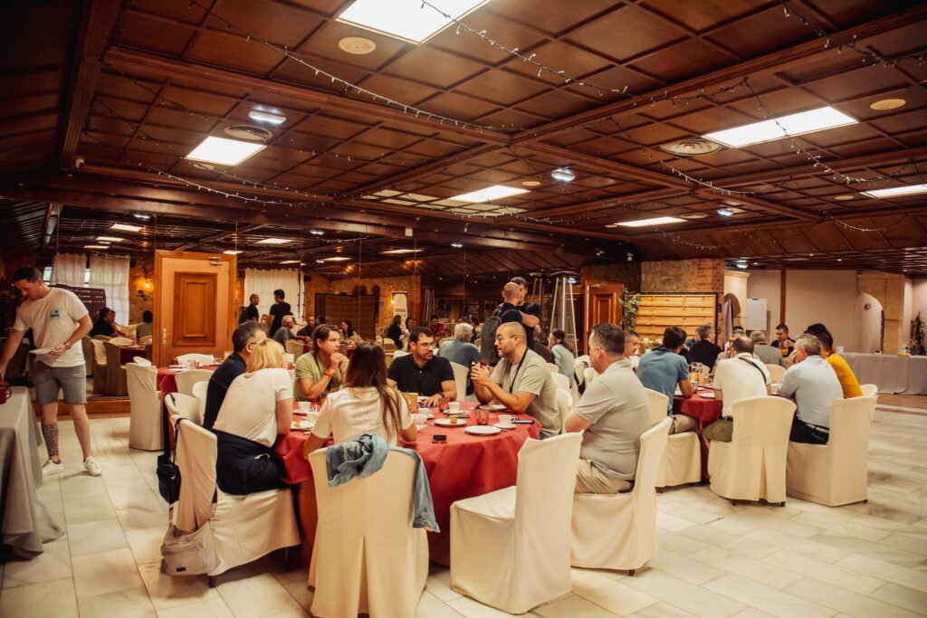 Persona aprendiendo Bitcoin acompañado de un grupo, en un ambiente tranquilo y colaborativo.